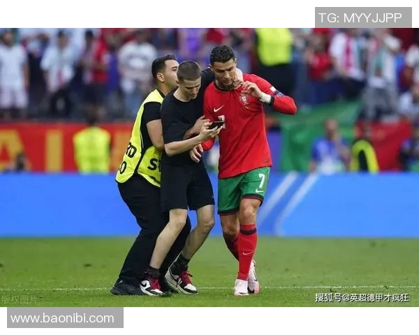 球迷疯狂冲场内夺C罗球衣欧冠赛场上演奇葩一幕 球迷疯狂冲场内夺C罗球衣欧冠赛场上演奇葩一幕